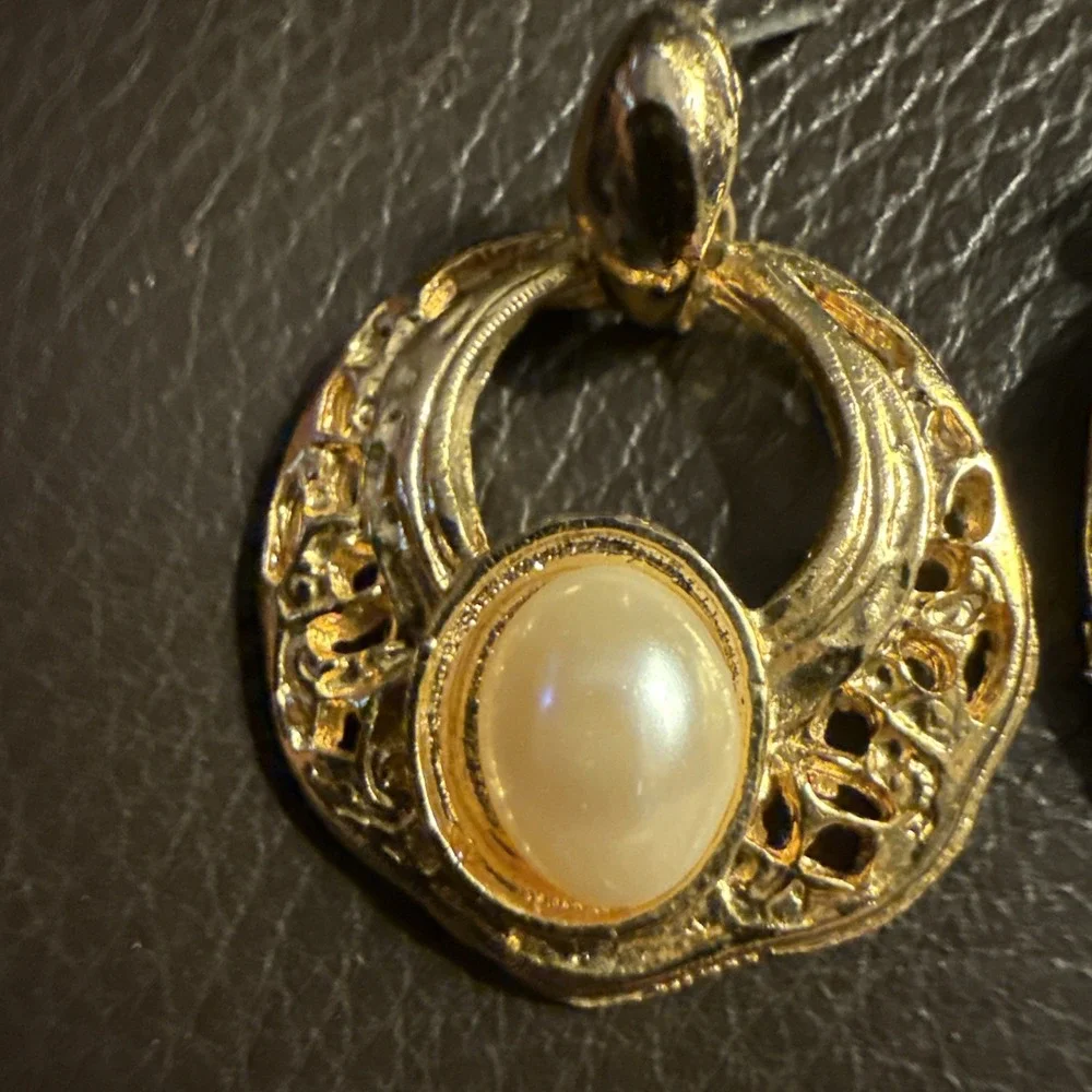Vintage Gold Tone and Pearl Earrings. 30